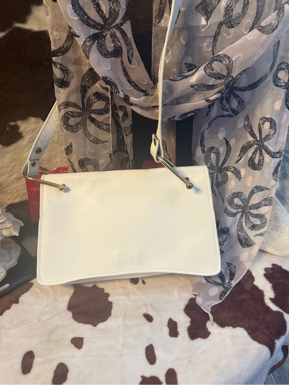 Source Unknown White Leather Shoulder Bag with Gold-Tone Accents